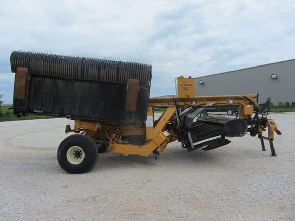 2010 Oxbo 334 Equipment Image0