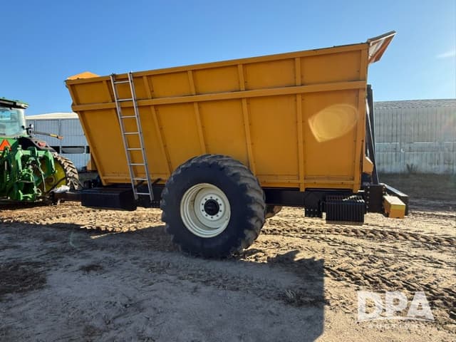 Image of Oxbo 3524 equipment image 2