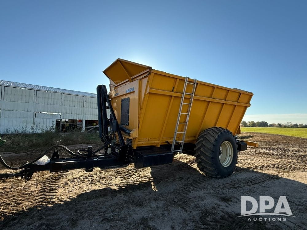 2010 Oxbo 3524 Equipment Image0