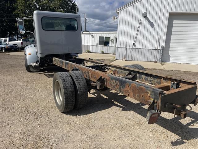 Image of Peterbilt 325 equipment image 2