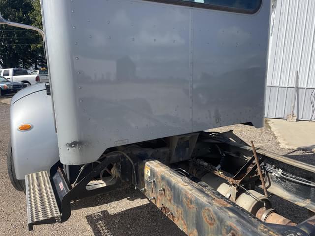 Image of Peterbilt 325 equipment image 3