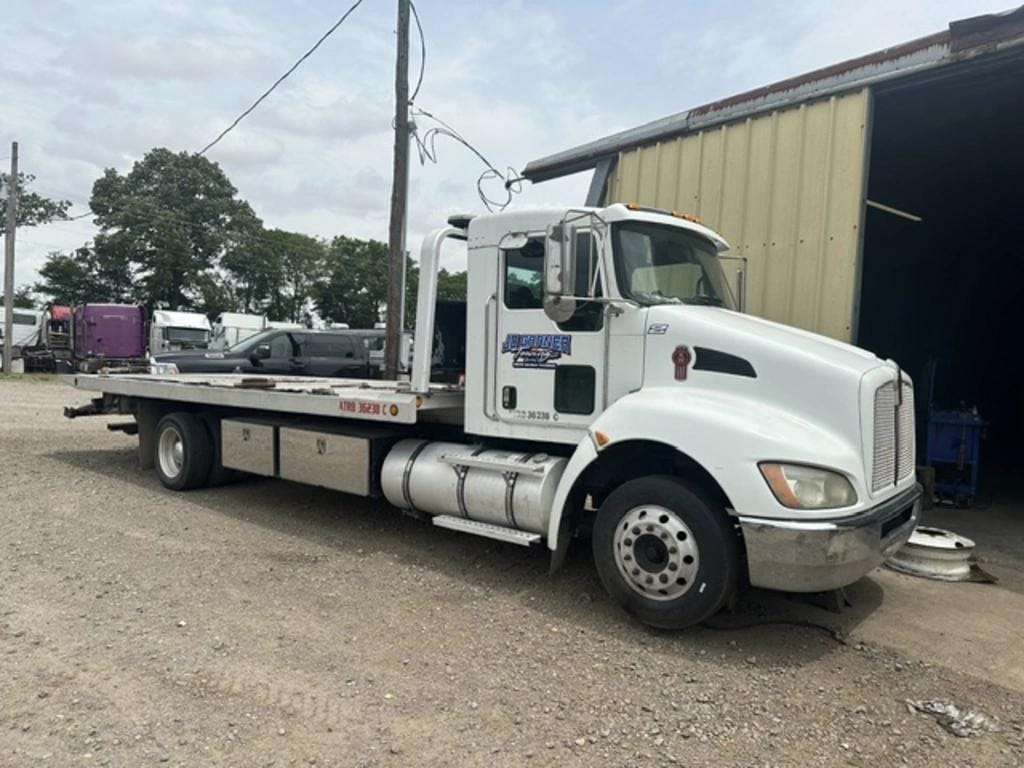2010 Peterbilt 330 Equipment Image0