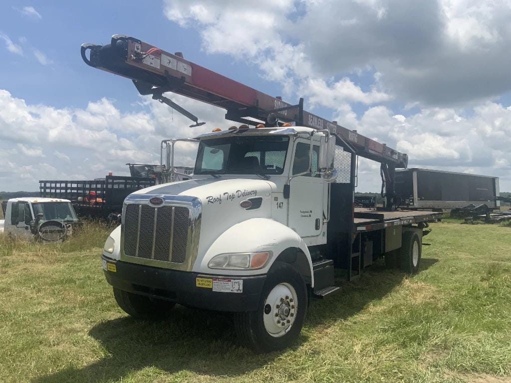 2010 Peterbilt 335 Equipment Image0