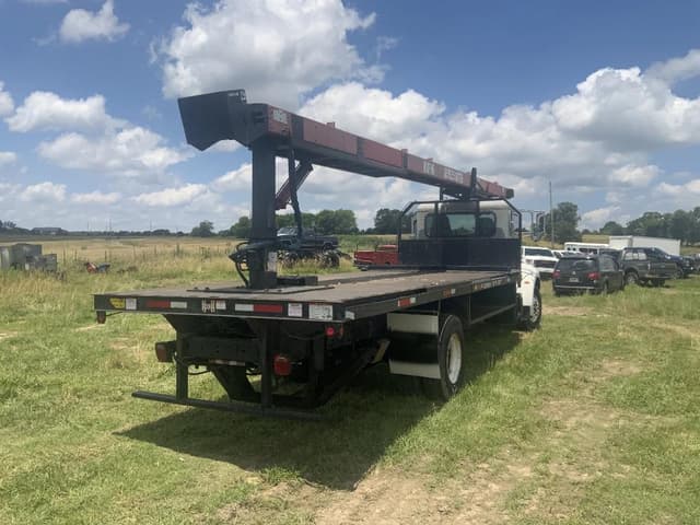 Image of Peterbilt 335 equipment image 4