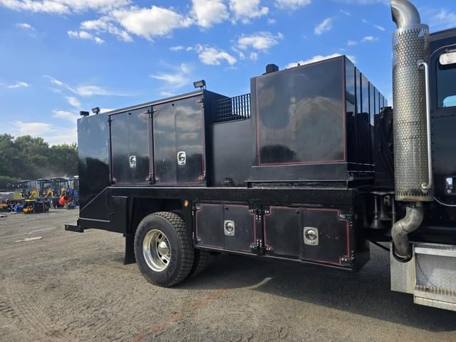 Image of Peterbilt 335 equipment image 4
