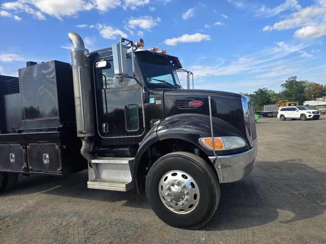 Image of Peterbilt 335 equipment image 3