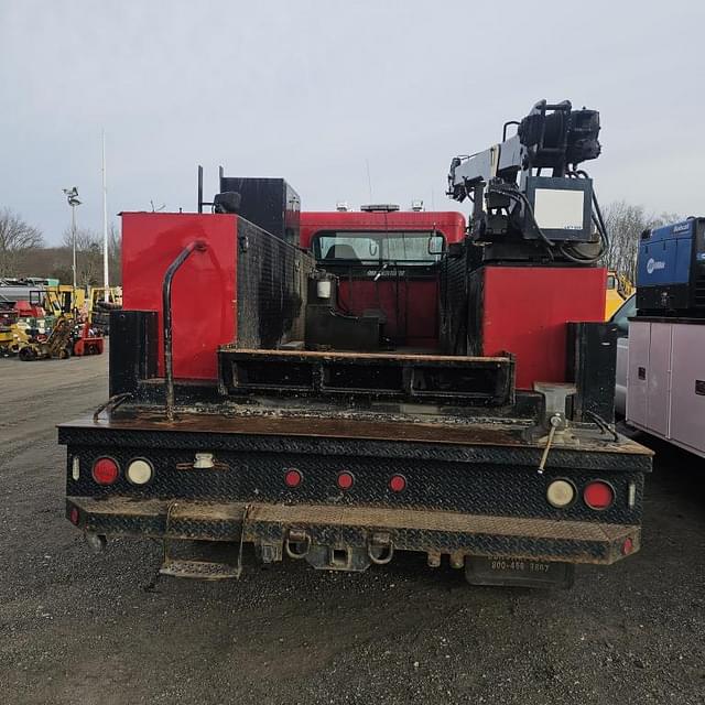 Image of Peterbilt 335 equipment image 4