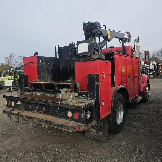 Image of Peterbilt 335 equipment image 3