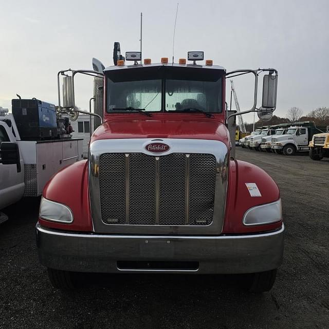 Image of Peterbilt 335 equipment image 1