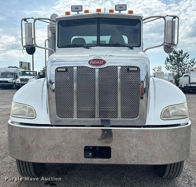 Image of Peterbilt 335 equipment image 1