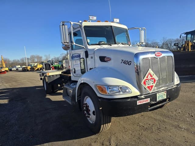 Image of Peterbilt 337 equipment image 2