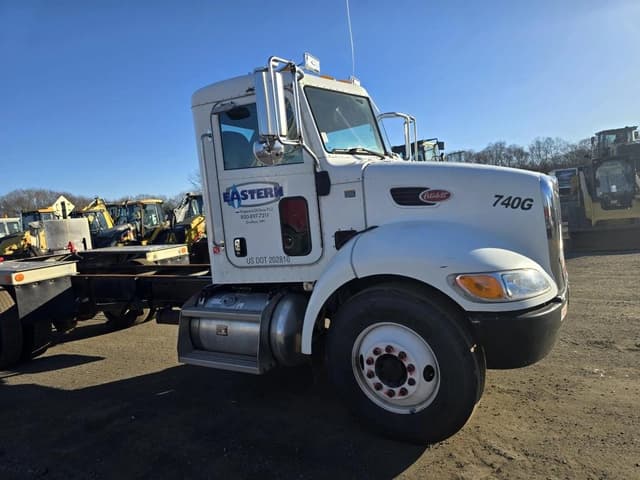 Image of Peterbilt 337 equipment image 3