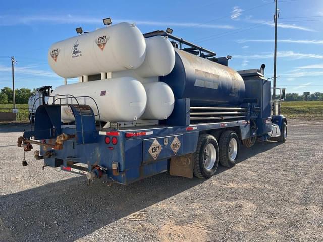 Image of Peterbilt 367 equipment image 4