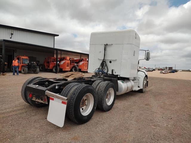 Image of Peterbilt 384 equipment image 4