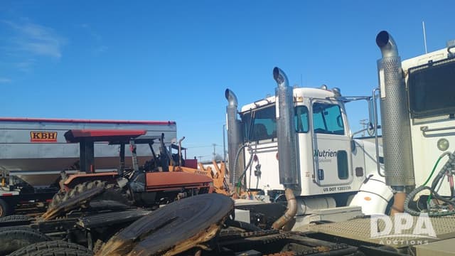 Image of Peterbilt 386 equipment image 4