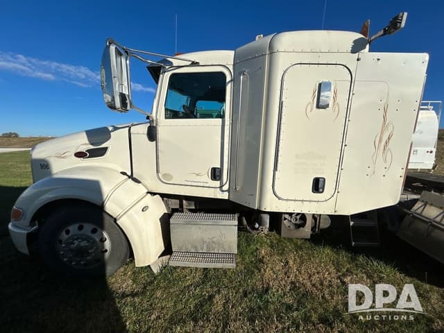 Image of Peterbilt 386 equipment image 4