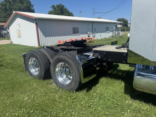 Image of Peterbilt 389 equipment image 4
