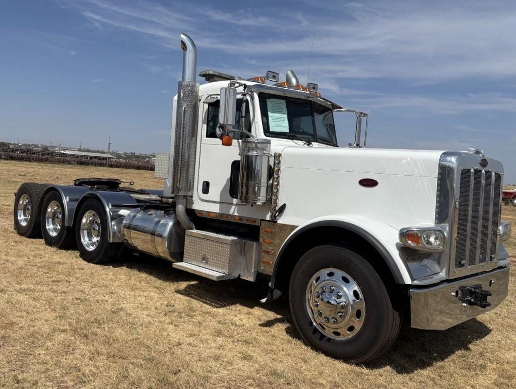 2010 Peterbilt 389 Equipment Image0