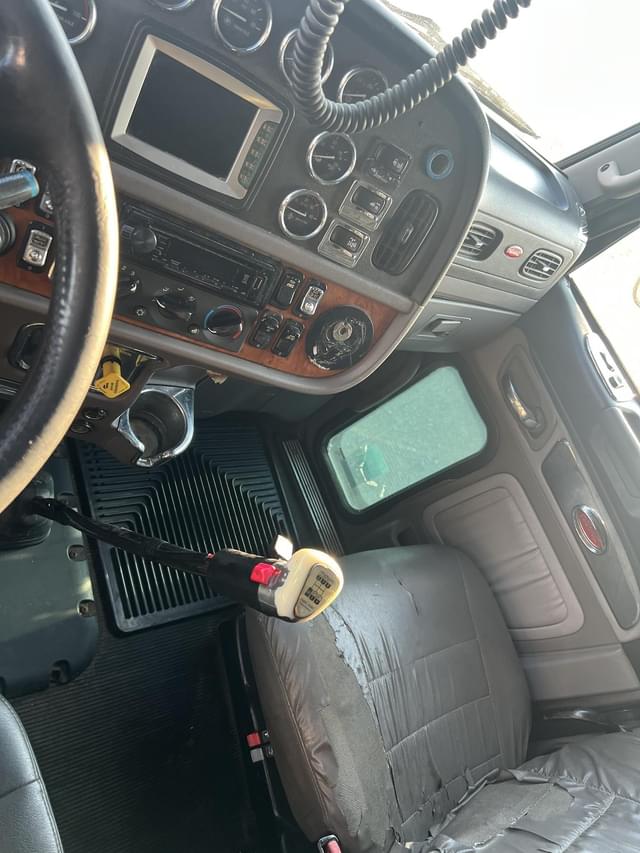 Image of Peterbilt 389 equipment image 2