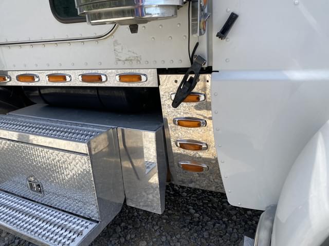Image of Peterbilt 389 equipment image 4