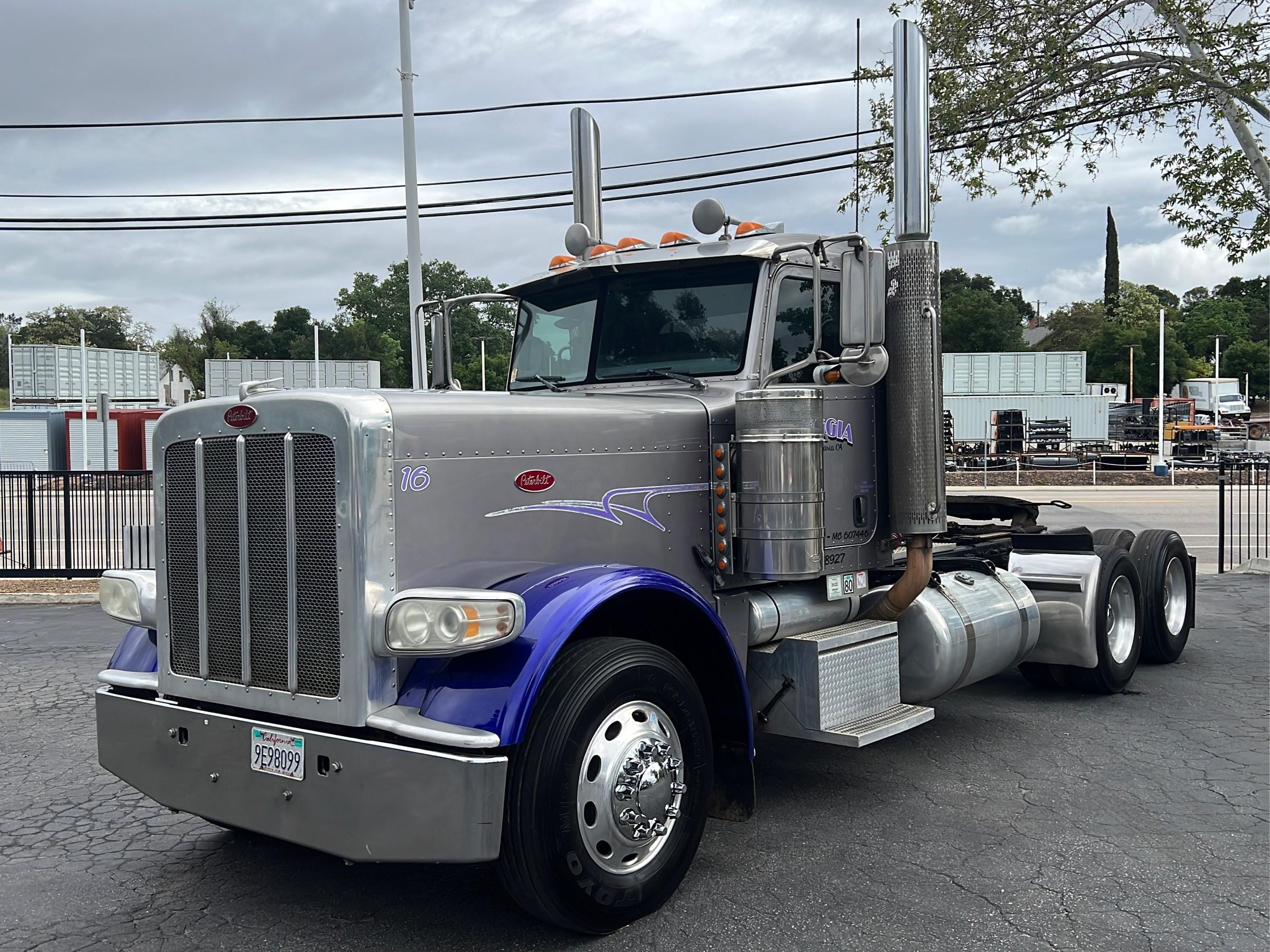 Main image Peterbilt 389