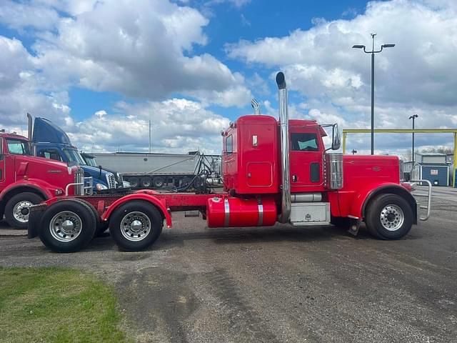 Image of Peterbilt 389 equipment image 2