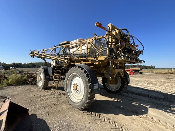 Image of Ag-Chem RoGator 1084 equipment image 2
