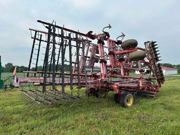 2010 Sunflower 6333 Equipment Image0