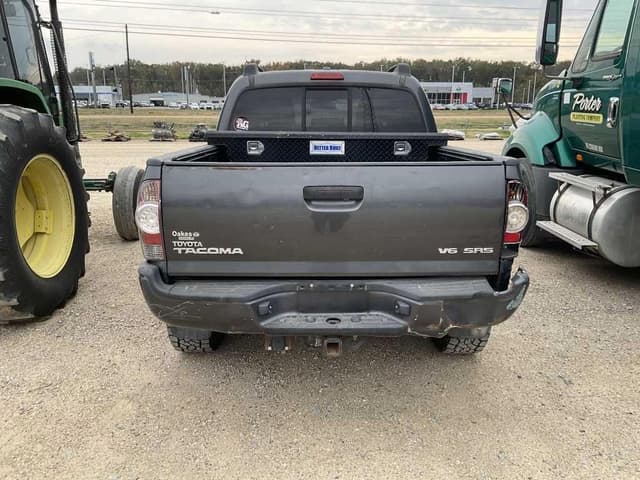 Image of Toyota Tacoma equipment image 2