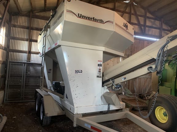 2010 Unverferth Seed Runner 2750 Equipment Image0