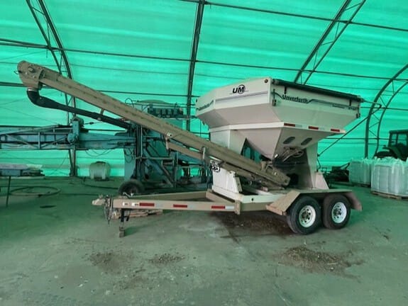 2010 Unverferth Seed Runner 2750 Equipment Image0