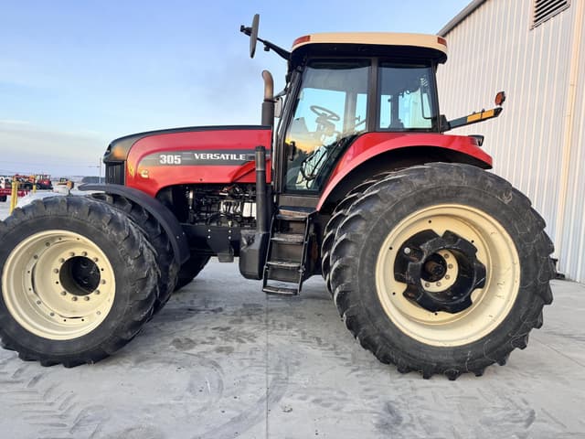 Image of Versatile 305 equipment image 1