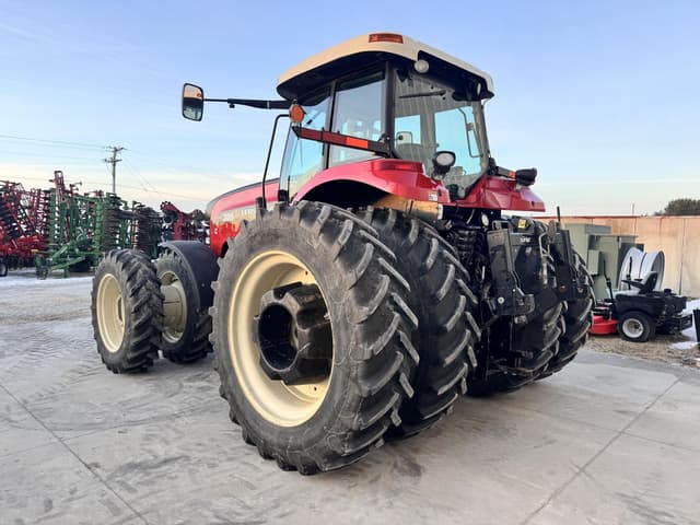 Image of Versatile 305 equipment image 2