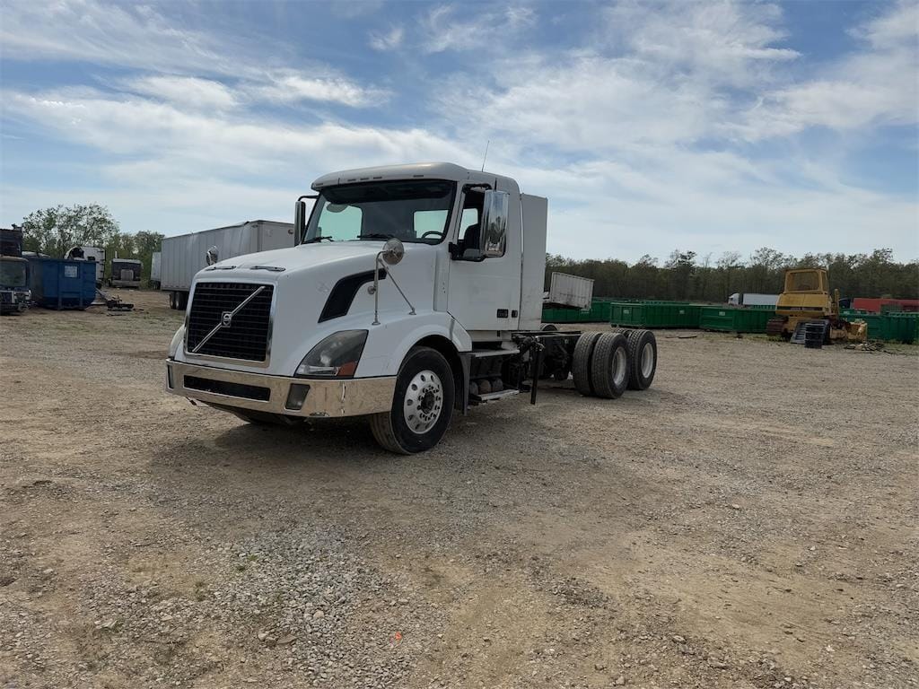 2010 Volvo VNL64300 Equipment Image0