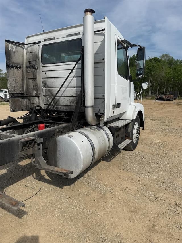 Image of Volvo VNL64300 equipment image 3
