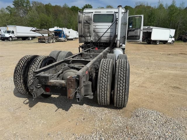 Image of Volvo VNL64300 equipment image 4
