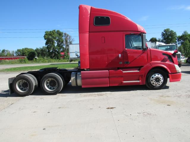 Image of Volvo VNL64T670 equipment image 4
