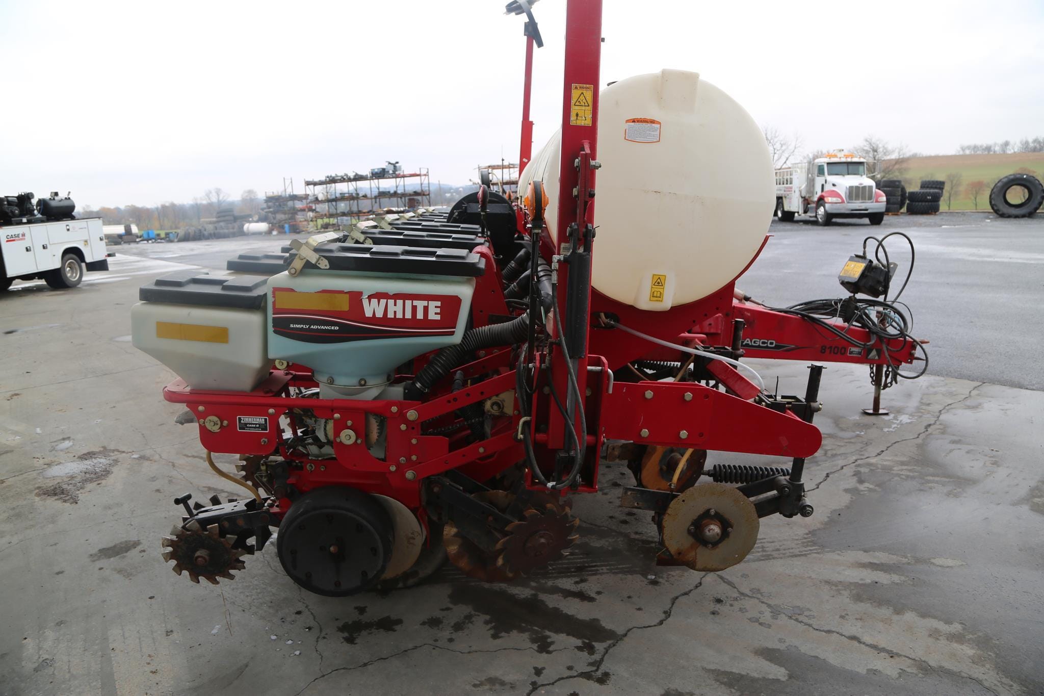 2010 White 8106 Equipment Image0