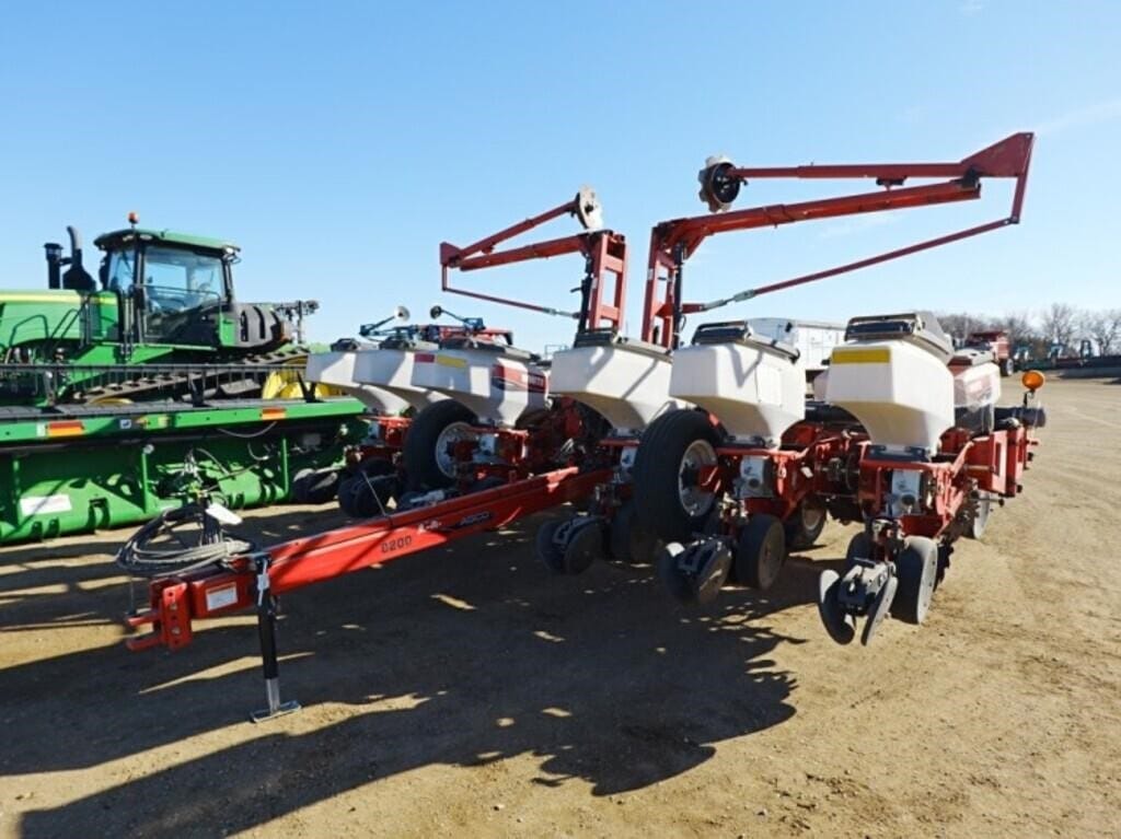 2010 White 8222 Equipment Image0