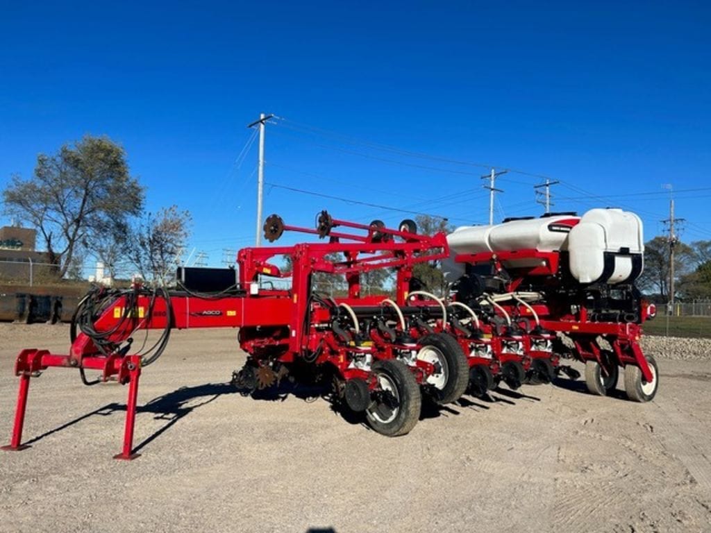 White 8816 Equipment Image0