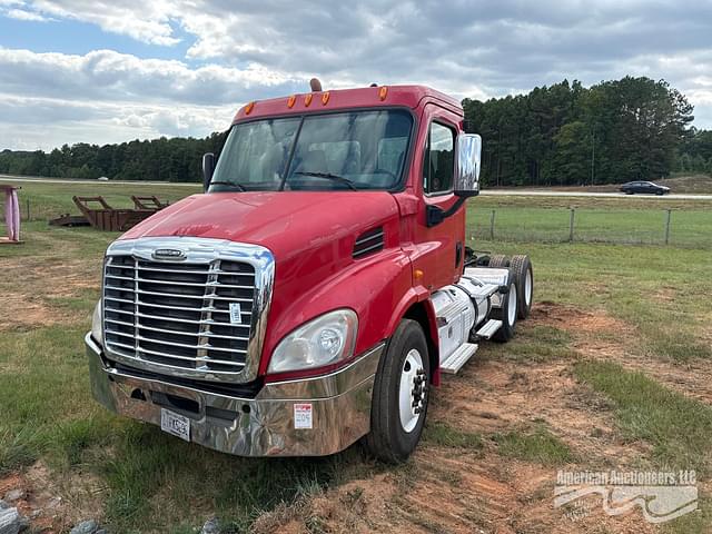 Image of Freightliner Cascadia 113 equipment image 4