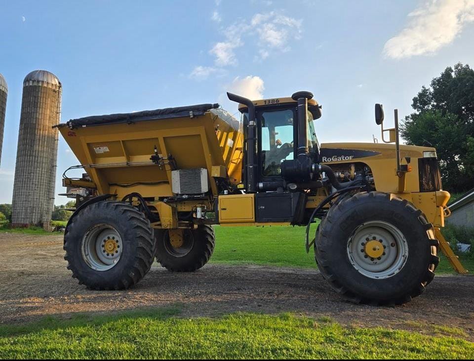 2011 Ag-Chem RoGator 1386 Equipment Image0