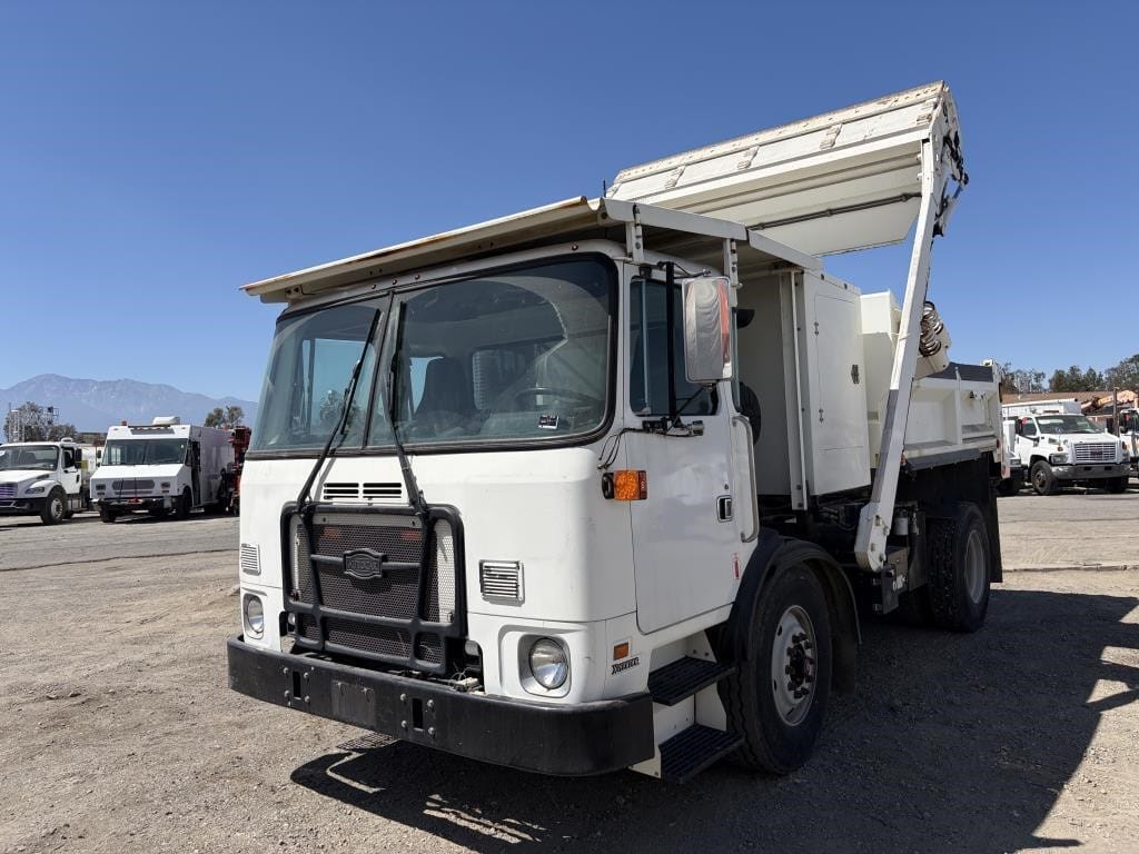 2011 Autocar Xpeditor Equipment Image0