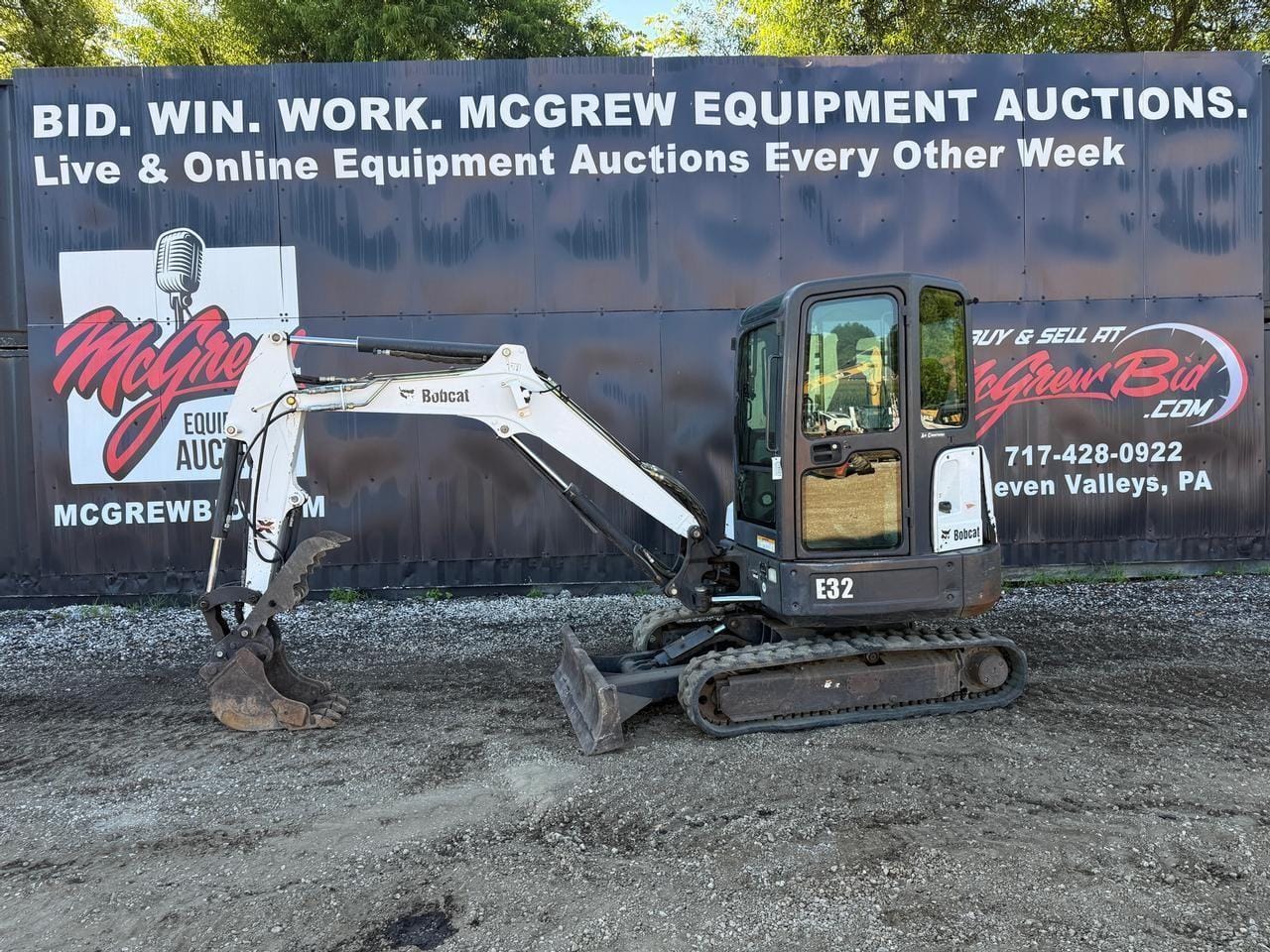 2011 Bobcat E32 Equipment Image0