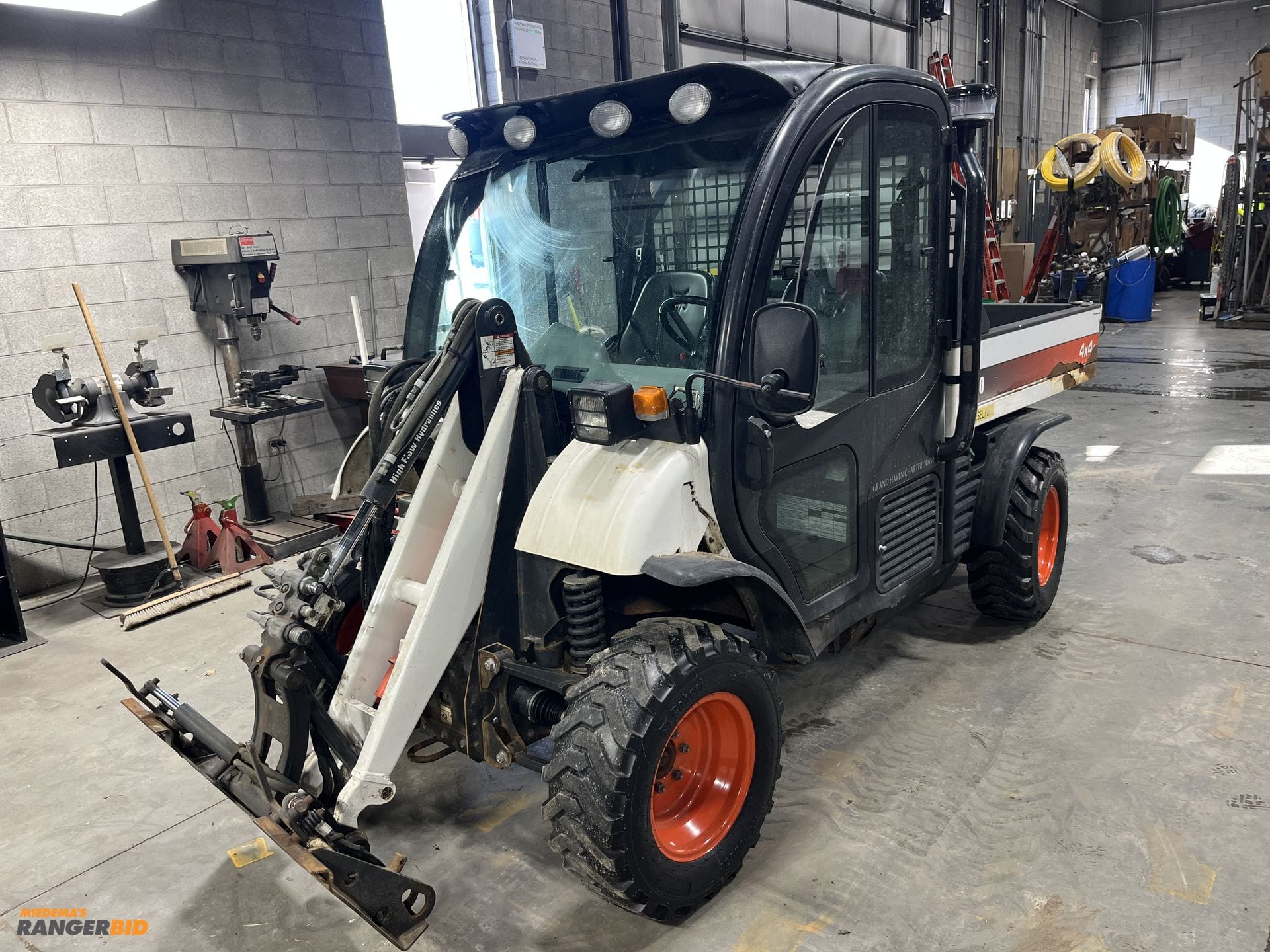 2011 Bobcat Toolcat 5600 Equipment Image0