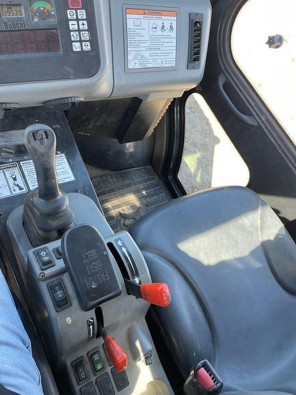 Image of Bobcat Toolcat 5600 equipment image 4