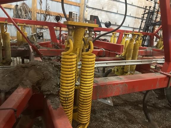 Image of Bourgault 8810 equipment image 2