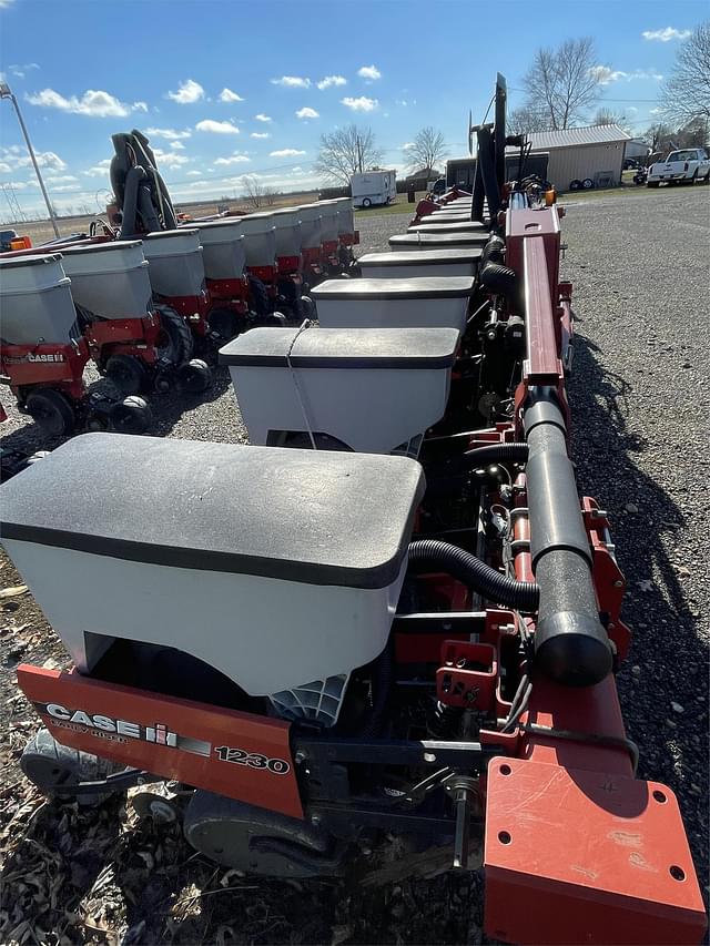 Image of Case IH 1230 equipment image 3