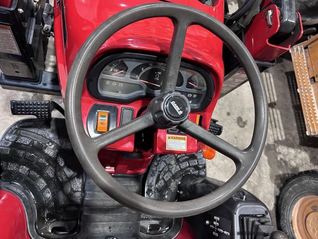 Image of Case IH Farmall 35 equipment image 3