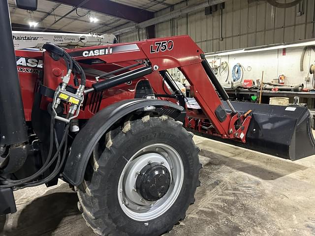 Image of Case IH L750 equipment image 4